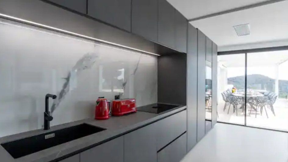 Original listing photo of the kitchen worktop