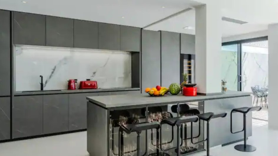 Original listing photo of the kitchen