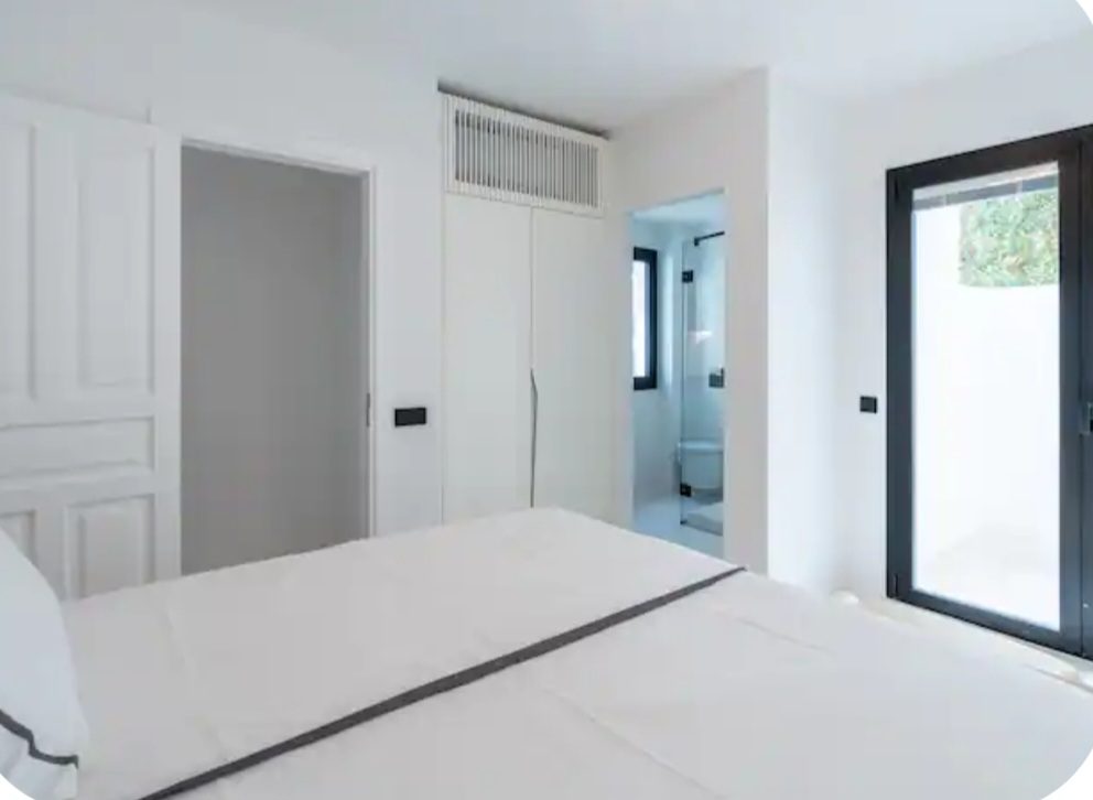 Bright bedroom with en-suite bathroom